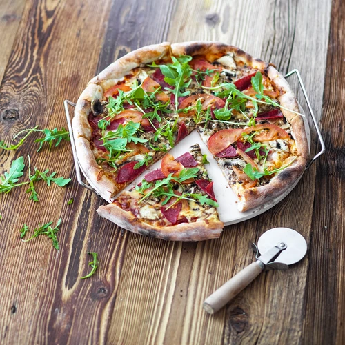 Pizzakivi kahvalla ja veitsellä, kordieriitista, pyöreä 33 cm - 17