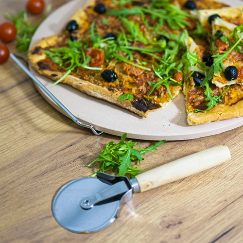 Pizzakivi kahvalla ja veitsellä, kordieriitista, pyöreä 33 cm - 16