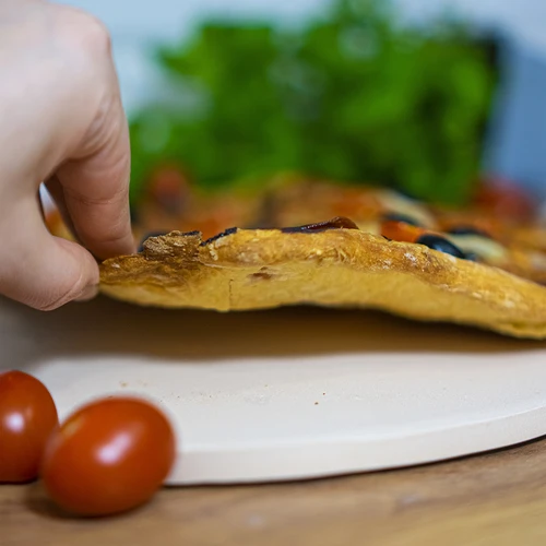 Pizzakivi kahvalla ja veitsellä, kordieriitista, pyöreä 33 cm - 15