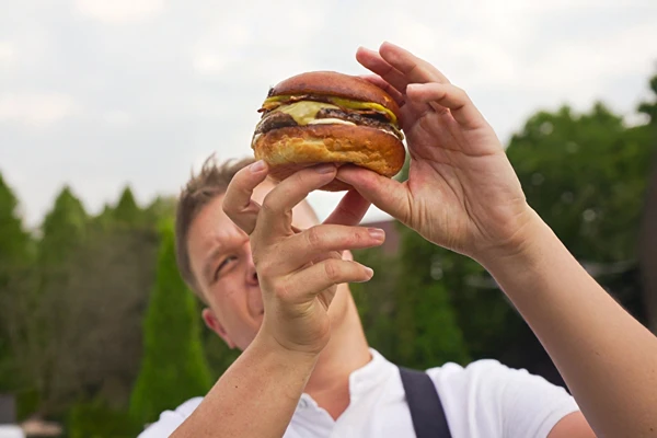 Burgeri banaaniketsupilla, pekonilla ja viskimajoneesilla