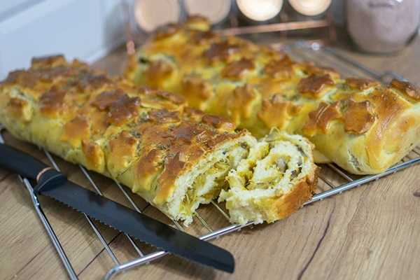 Hiivataikinasta leivottu kulebjaka kaalilla ja herkkusienillä