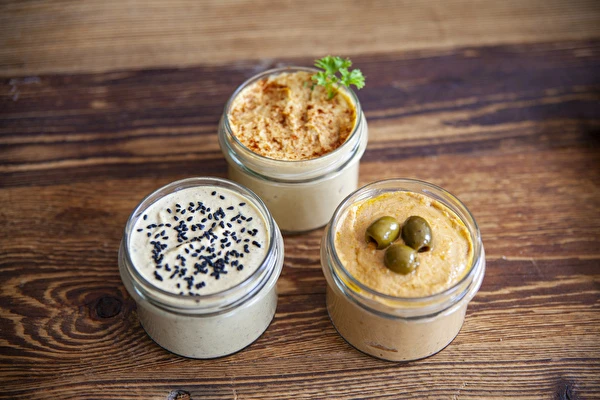 Hummus eri makuvaihtoehdoissa