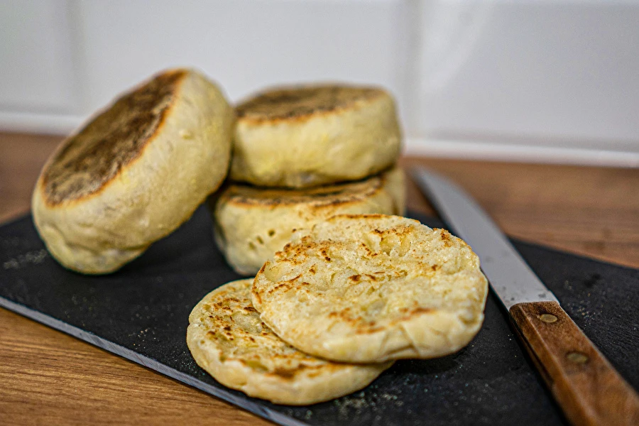Englantilaiset muffinssit pannulla