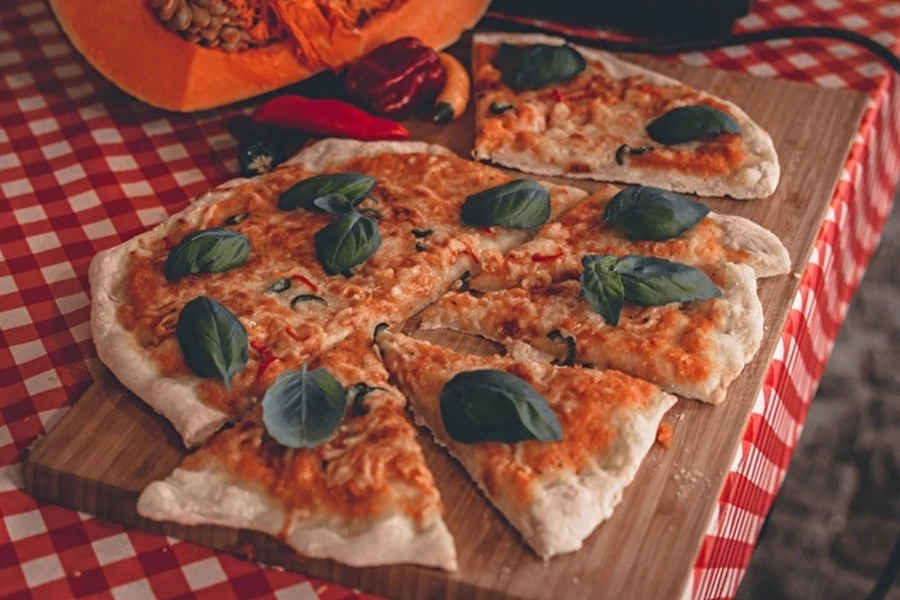 Kotitekoinen pizza kurpitsakastikkeella